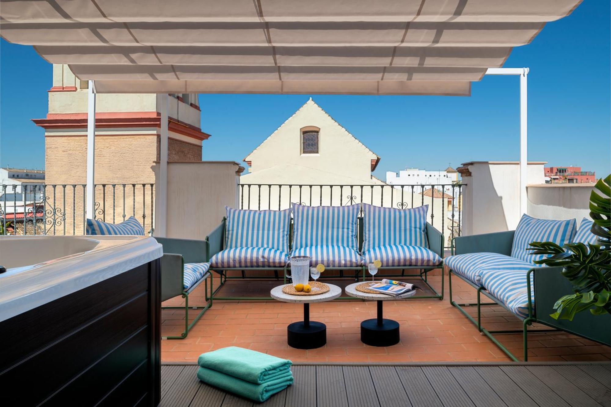 Magno Apartments San Gil - Shared Jacuzzi セビリア エクステリア 写真
